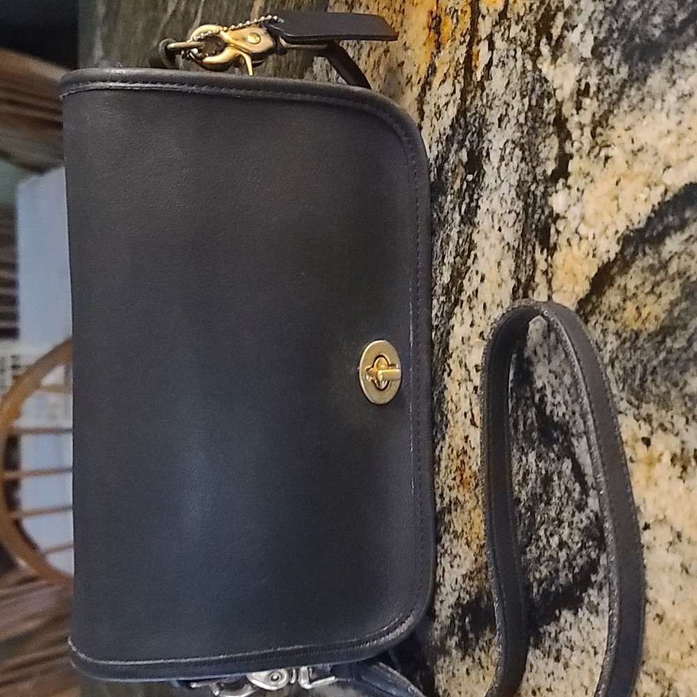 Beautiful Authentic Coach Pocket Crossbody Purse #9755 in Black. EUC!